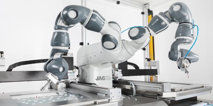 2-armiger Roboter greift und positioniert Saphirlinsen