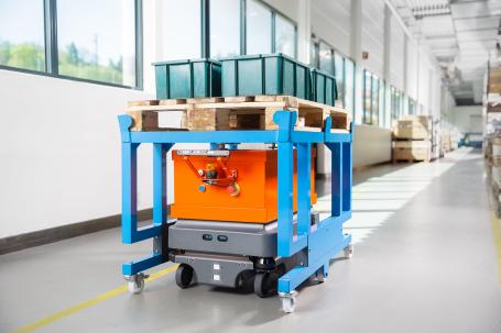 Mobiler kollaborativer Roboter transportiert eine Palette.
